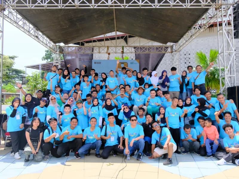 Foto bersama siswa, keluarga, dan pendamping berkaus biru pada acara Creative Sparks